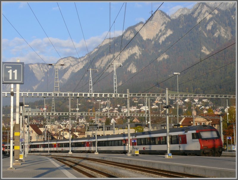 Ausfahrt eines Doppelstock IC nach Basel SBB mit einem 5er Zusatzpack am Zugschluss. Den besten berblick ber das Churer Rheintal hat man nach 2 Stunden Aufstieg vom Spitz der Roten Platte im Hintergrund. (28.10.2007)