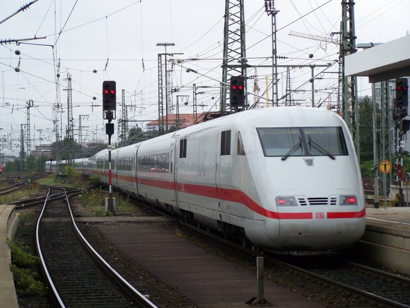 Ausfahrt eines ICE-1 Zuges aus dem Bahnhof Nrnberg Hbf. Der hintere Triebkopf wurde abgebgelt mitgezogen. Aufgenommen am 6.September 2007