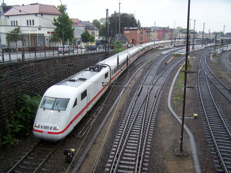 Ausfahrt eines ICE-1 zuges aus dem Bahnhof Offenburg. Aufgenommen im August 2007
