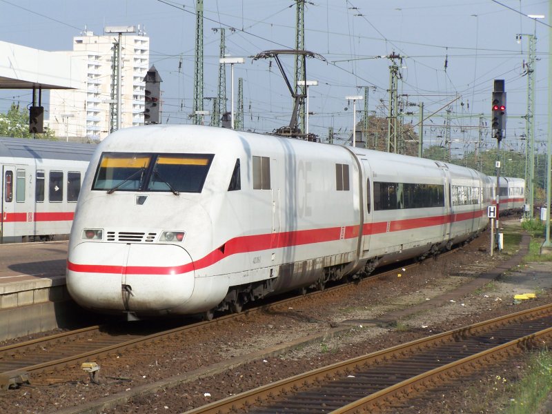 Ausfahrt eines ICE-2 aus dem Bahnhof Dortmund Hbf. Dieser ICE kam aus Kln/Bonn-Flughafen und fuhr weiter nach Berlin-Ostbahnhof. Die Aufnahme entstand am 4.Oktober 2007 in Dortmund Hbf.