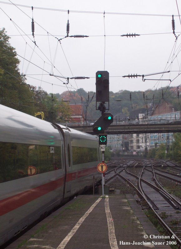 Ausfahrt eines ICE aus Wuppertal-Hbf.
Abfahrauftrag Zp 9, Fahrt mit V max. und V max. erwarten.  