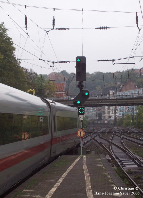 Ausfahrt eines ICE aus Wuppertal-Hbf.
Abfahrauftrag Zp 9, Fahrt mit V max. und V max. erwarten.  