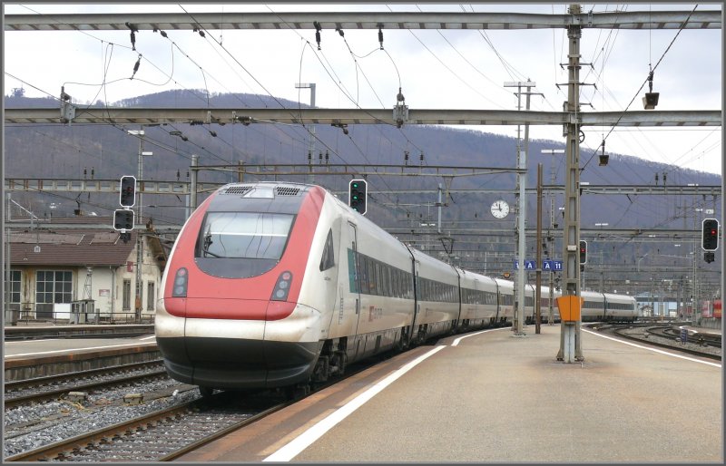 Ausfahrt eines ICN aus Olten nach Z�rich mit einem Signalfahrbegriff (drei gr�ne Lichter �bereinander), den man heute nicht mehr soviel sieht. Die neue Signalisation w�re soviel ich weiss, ein gr�nes  Licht und ein 90 darunter. (18.03.2008)