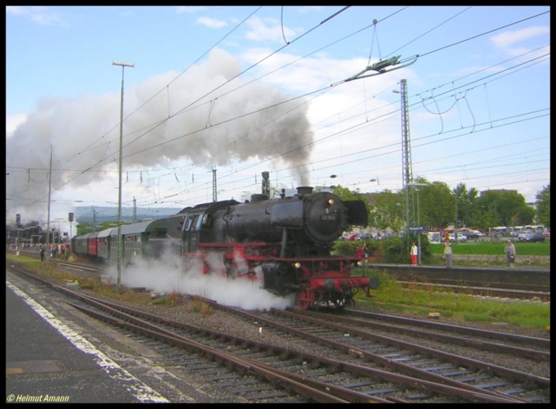 Ausfahrt eines Sonderzuges mit 23 042 und Lok 184 der Bauart ELNA 6 am Zugschlu aus dem Hauptbahnhof Wiesbaden am 27.08.2006 anllich der Feier seines 100jhrigen Bestehens.