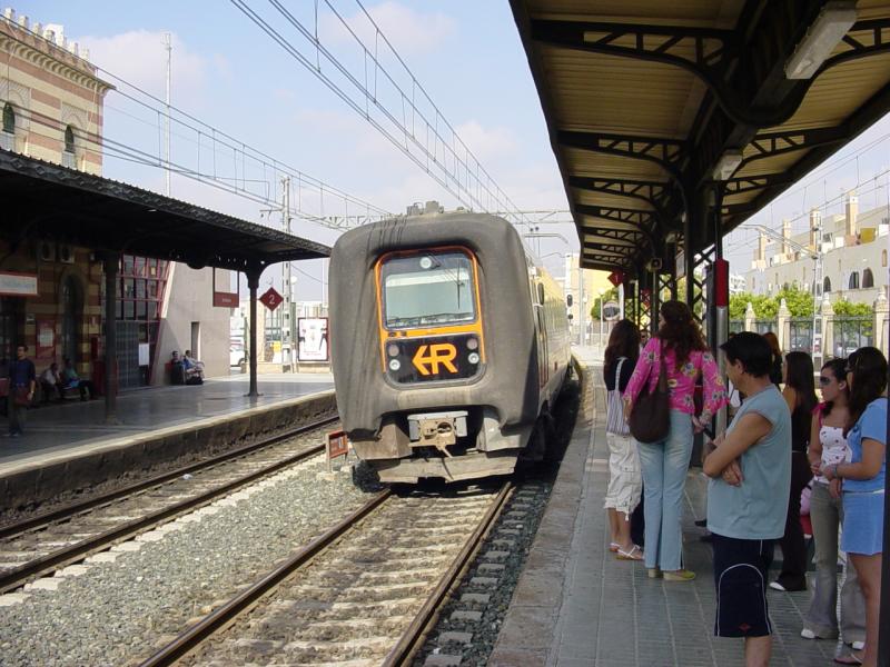 Ausfahrt eines TRD BR 594 (vermutlich) aus dem Bahnhof Dos Hermanas (bei Sevilla) im Sommer 2004.