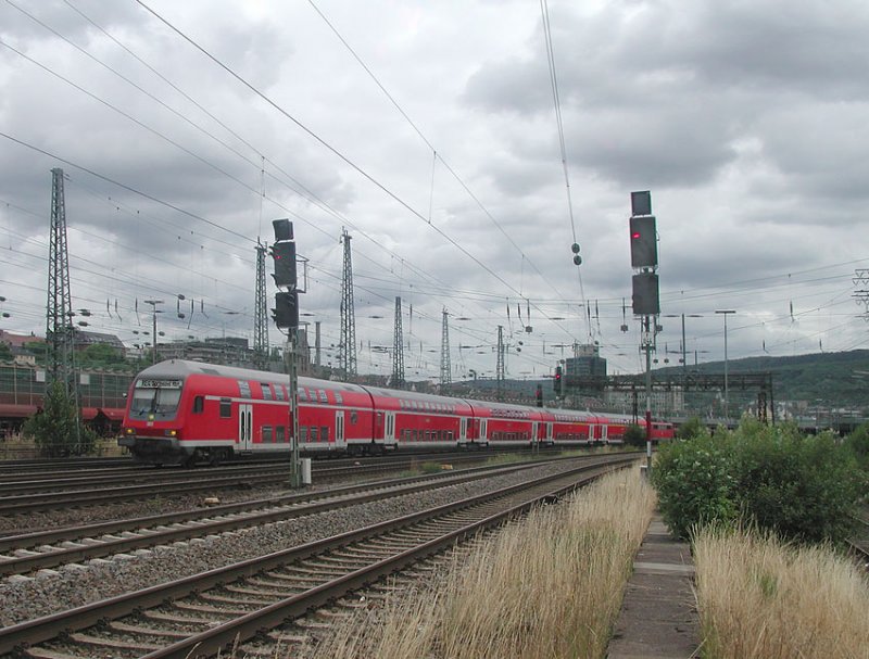 Ausfahrt der fnfteiligen RE 4 unmittelbar hinter Hagen Hbf Ri Dortmund; geschoben von einer Lok der BR 111