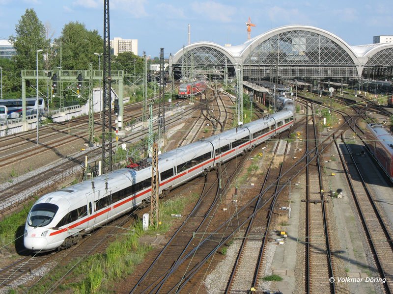 Ausfahrt ICE-T  Hansestadt Stralsund  und  Darmstadt  als ICE 1552 nach Frankfurt/Main. Im Hintergrund ein Zug der S-Bahn Meissen - Schna (Schsische Schweiz); Dresden Hbf, 14.07.2006
