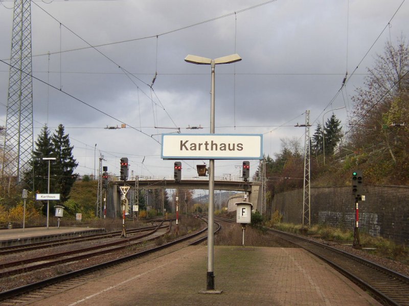Ausfahrt  Karthaus  richtung Trier Hbf mit grnem Signal ganz rechts, fr die (nicht im Bild) RB von Homburg (Saar) Hbf nach Trier Hbf. 12.11.07 