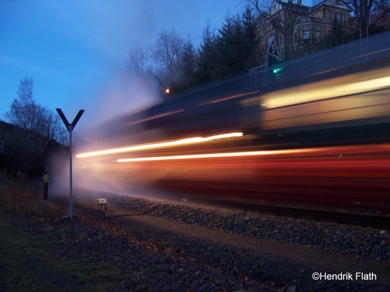 Ausfahrt der Nossener 52 8079-7 aus dem unteren Bahnhof von Annaberg Buchholz am 09.12.2007
Ich wei das diese Langzeitbelichtungsbilder Geschmackssache sind; Ich bin auch eure Meinungen gespannt!!!
