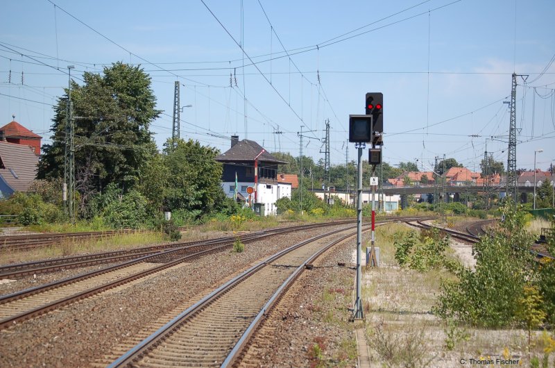 Ausfahrt Richtung Kronach/Coburg. Im Hintergrund das ehemalige Stellwerk 5 des Bhf Lichtenfels das jetzt als Vereinsheim der Eisenbahnfreunde Lichtenfels dient. 06.08.2007
 