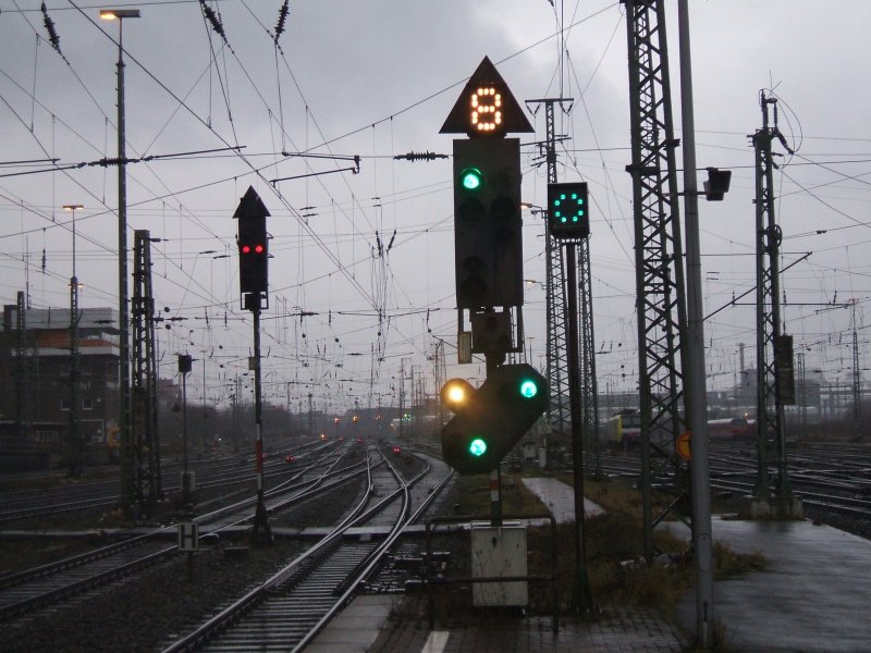 Ausfahrt Signal mit Zp9 (grner Kranz ist Zp9) fr ICE 2
 Drelitzsch  von Berlin Ostbahnhof nach Dsseldorf im
Dortmunder Hbf.,Gleis 11.(30.12.2007)