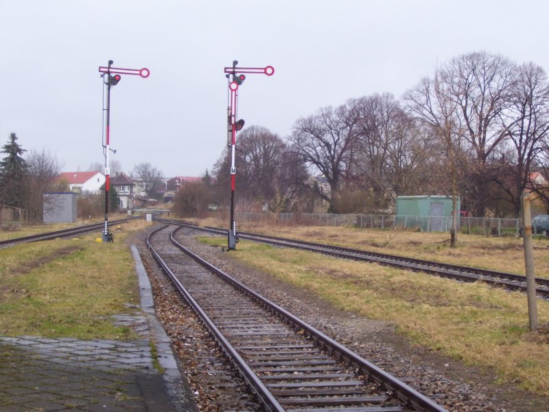 Ausfahrtsgleise im Bahnhof Laucha (Unstrut) in Richtung Nebra. Der Bahnhof Laucha ist zusammen mit dem Bahnhof Vitzenburg der letzte Bahnhof mit Formsignalen auf der Unstrutbahn; 01.03.2008