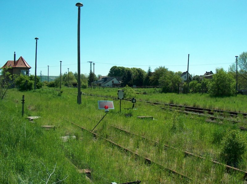 Ausfahrtsgleise im Bahnhof Vitzenburg, frher Ausgangspunkt der Eisenbahnstrecke nach Querfurt, was man an dem Gleis im Vordergrund noch erkennen kann; 10.05.2008
