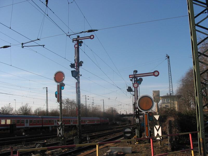 Ausfahrtsignale von Gleis 102 und 101 im Licht der Wintersonne am 5. Februar 2005