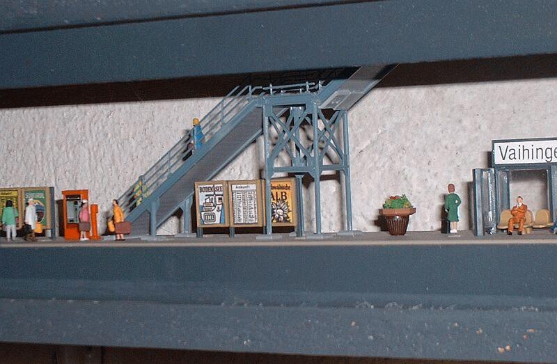 Ausgang vom Bahnsteig  Vaihingen/Enz  nach oben zum Gasthaus zur Eisenbahn, Bahnhofsgebude und Parkplatz.