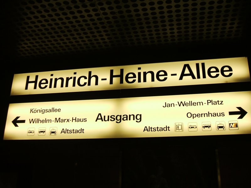 Ausgangs-Beschilderung  Heinrich-Heine Allee  U-Bahn-Station
in Dsseldorf