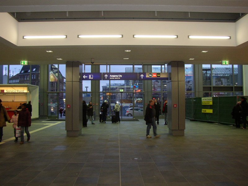 Ausgangsbereich der Bahnhofshalle in richtung City, Saargalerie! Saarbrcken Hbf, 31.01.08!!!