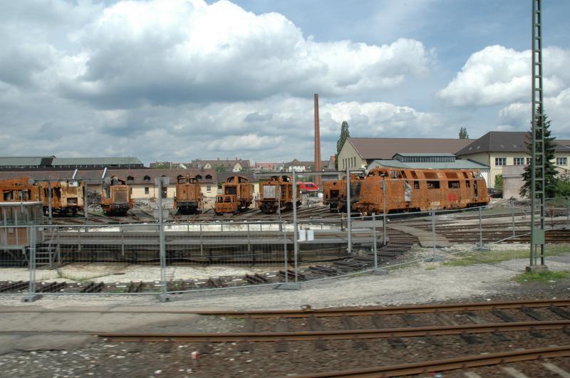 ausgebrannte Lokomotiven des Verkehrsmuseum Nrnberg, fotografiert aus dem Zug; 28.05.2006