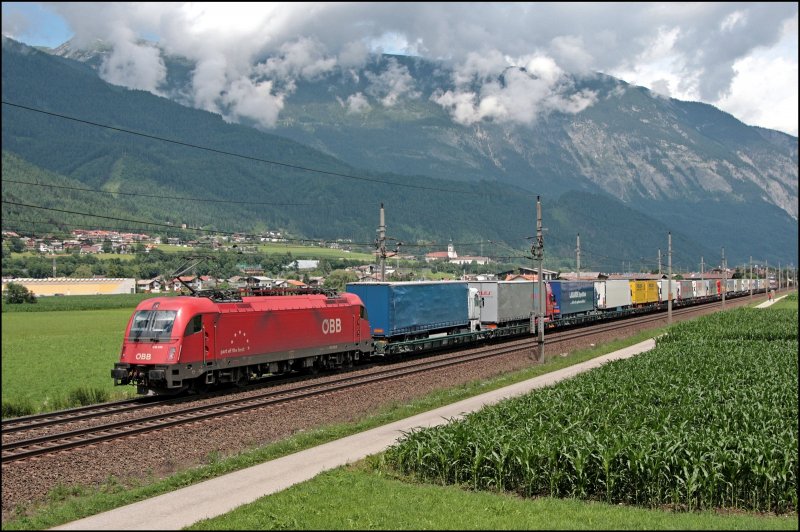 Ausgebucht ist diese RoLa, die von der 1216 239 und der Schiebelok 1044 121 (9181 1044 121-2) zum Brennersee gebracht wird. (08.07.2008) 

