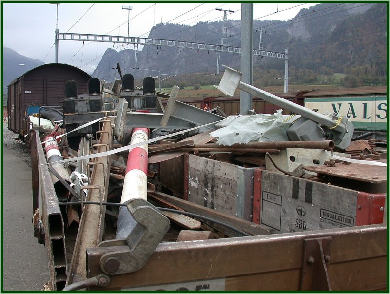 Ausgedientes Eisenbahnmaterial der RhB landet bei der Recyclingfirma A&M in Untervaz. (09.11.2006)