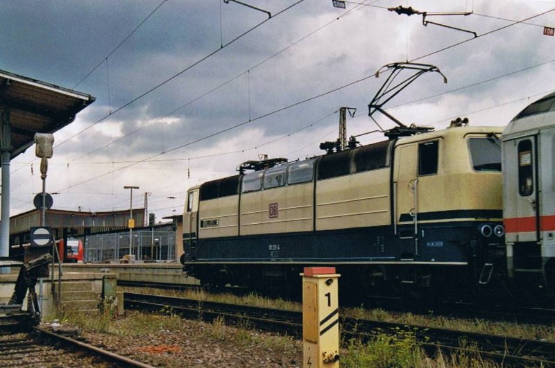 Ausgegraben: Ein Bild der BR 181 211 bei der Einfahrt in den Bahnhof Trier im August 2005.
