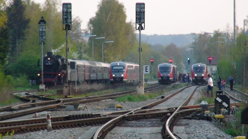Ausgelasteter Bahnhof Mindelheim ,ganz rechts die RB nach Gnzburg und linke Seite der Sonderzug aus Lindau bespannt mit BR 042 018-2 am 11 Januar 2007. Dieses Foto ist schon historisch da das Gleis 3 einem Mittelbahnsteig weichen musste.