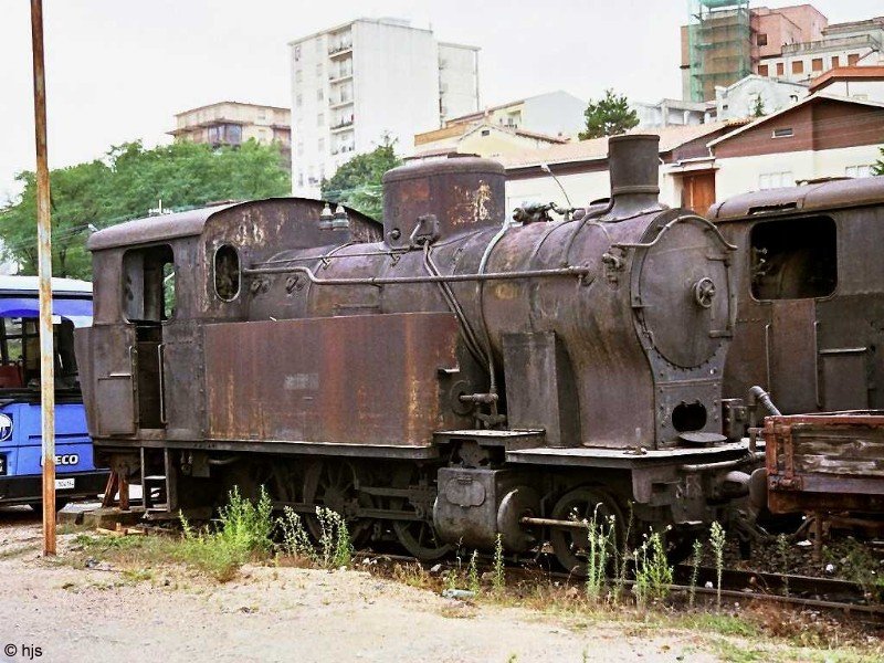 Ausgemusterte Dampflok im Bahnhof Tmpio-Pausnia (11. September 1989). Die Lok gehrt augenscheinlich zu einer Serie von fnf Lokomotiven, die Breda 1930 an die SFS lieferte. Auf dem Nachbargleis steht eine Lok gleicher Bauart.