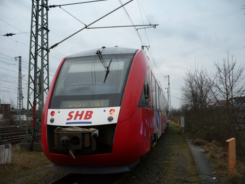 Ausgesetzt in Neumnster Gleis 8: ein SHB Lint 41 am 24.02.2008. Sonntags fallen die Fahrten nach Hohenwestedt aus, daher das Aussetzten. Bemerkenswert: Die Zugzielanzeige!