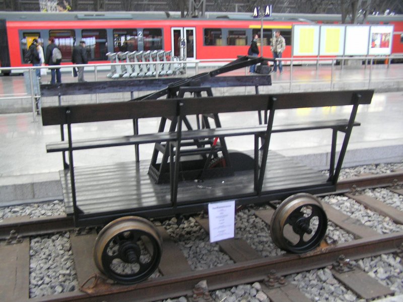 Ausgestellte Draisine im Hauptbahnhof Leipzig auf Gleis 22 oder 23, ich glaube Gleis 22! Dahinter stehen noch ein �lterer Triebwagen und eine alte Dampflok ausgestellt, welche ich aber nicht mehr habe