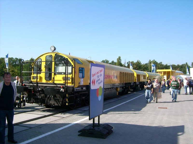 Ausgestellter Gleisbauzug der Schweerbau auf der Innotrans am 28.09.08. Weiss jemand in welche Kategorie Bahndienstfahrzeuge der gehrt?