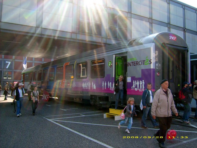 Ausgestellter modernisierter Reisezugwagen der SNCF auf der Innotrans am 28.09.08. Leider mit Gegenlicht.