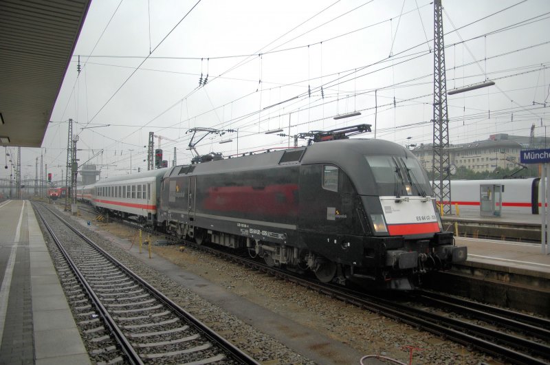 Aushilfe auch nach Ersatzverkehrszeiten: ES64 U2-026 am 24.06.09 mit EC 115 aus Klagenfurt in Mnchen Hbf bei fiesen Nieselregen