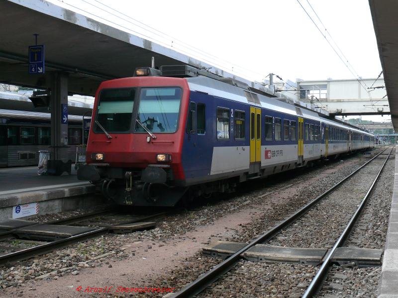 Auslandsschweizer unter 25kV/50Hz :
Die Regio S-Bahn RBDe 562 004-2 der SBB in Frankreich.
Die SBB haben fr die grenzberschreitende Basler S-Bahn 6 ihrer Triebzge des Typs NPZ fr die Einstze nach Frankreich als Zweisystemtriebzge (Reihe 562) ausgerstet.

18.05.2007 Mulhouse Ville