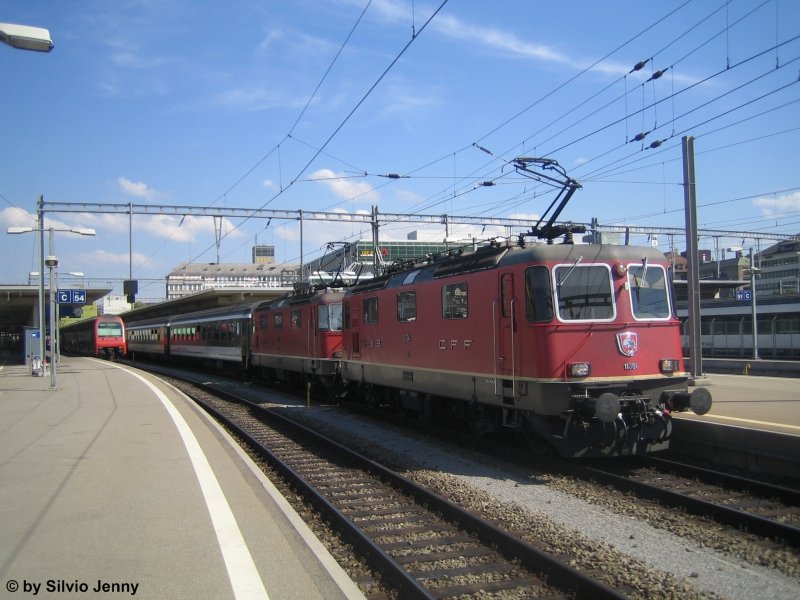 Ausnahmsweise bespannten am 20.6.08 die Re 4/4'' 11304 und 11112 den IR 2935 nach Luzern in Doppeltraktion. Der IR 2935 ist einer der wenigen, wenn nicht gar der einzige Schnellzug, der in Zrich HB die Geleise in der Sihlpost belegt.