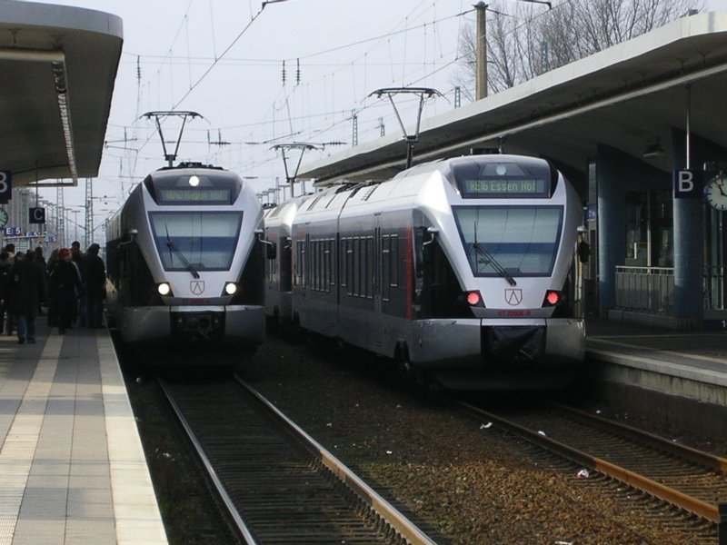 Ausnahmsweise Flirt - Treff nebeneinander im Bochumer Hbf.,
links Gleis 5 (Plan) RE 16 ( ABR 99642/99617) von Essen Hbf. nach Siegen/Iserlohn,Zugteilung in Lethmate ,rechts Gleis 4
(Gleis�nderung) der RE 16 (ABR 99637/99607) aus Iserlohn/Siegen
nach Essen Hbf.(23.02.2008)