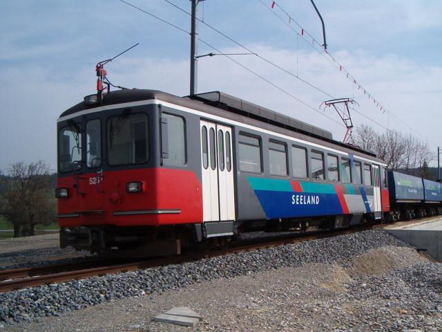Ausnahmsweise (Infolge Flachstellen an den Triebwagen Be 4/4 523 und 524 und da erst ein Triebwagen schon Revidiert war) wurde der Be 4/4 525, zusammen mit dem Be 4/4 524, vor dem Kieszug eingesetzt.
Sutz den 19.03.2004