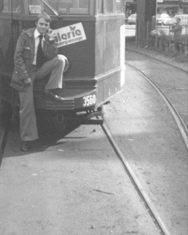 Ausnahmsweise VOR und nicht hinter der Kamera: Stefan Stein am 01.10.1978 mit schwarzer Krawatte vor seiner Straenbahn. 