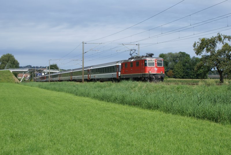 Ausnahmsweise wird der EC 193 nicht von einer Re 421, sondern von der Re 4/4 II 11218 gefhrt. Das Bild entstand am 13.8.08 in St. Margrethen.