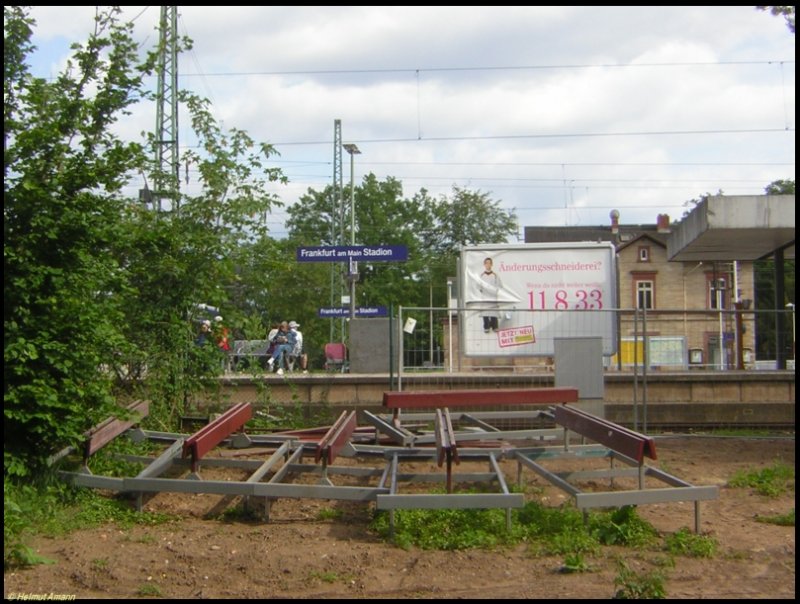 Ausrangierte Sitzbnke standen am 04.06.2006 auf der Nordseite des Bahnhofes Frankfurt am Main-Stadion am Rande des dort vorbei fhrenden Waldweges.