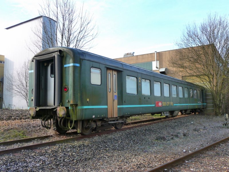 Ausrangierter 2 Kl. Personenwagen (ex SBB B 50 85 20-34 510-1) in einem Industiregeleise in Biel-Mett .. Foto vom 08.03.2009