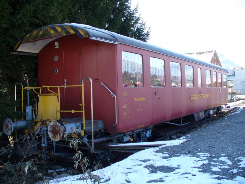 Ausrangierter Dienstwagen X 803 im Bahnhofsareal von Einsiedeln am 11.03.2007