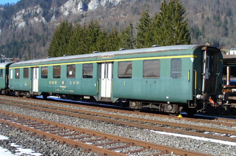 Ausrangierter Ex SBB 1 Kl.Personenwagen A 50 85 18-33 041-2  abgestellt in St.Sulpice am 02.02.2007