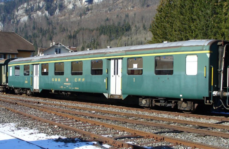 Ausrangierter Ex SBB 1 Kl.Personenwagen A 50 85 18-33 117-0  abgestellt in St.Sulpice am 02.02.2007