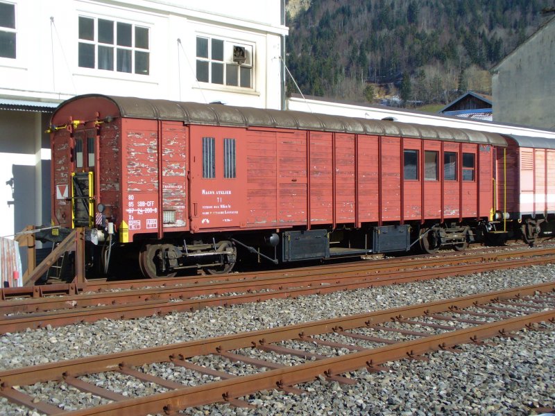 Ausrangierter SBB Hilfswagen des Bahnhofes Lausanne 
Xa 80 85 972 4 200-3 abgestellt im VVT - Areal in St-Sulpice am 02.02.2007