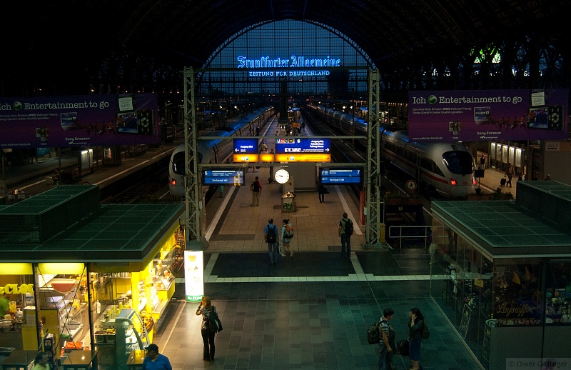 Ausruhen nach getaner Reise und einigen Fotos. Hier die Sptabendstimmung am Hauptbahnhof Frankfurt. Um 21:48 ist auch bei den ICEs bereits weniger Andrang. (13. Juli 2009)