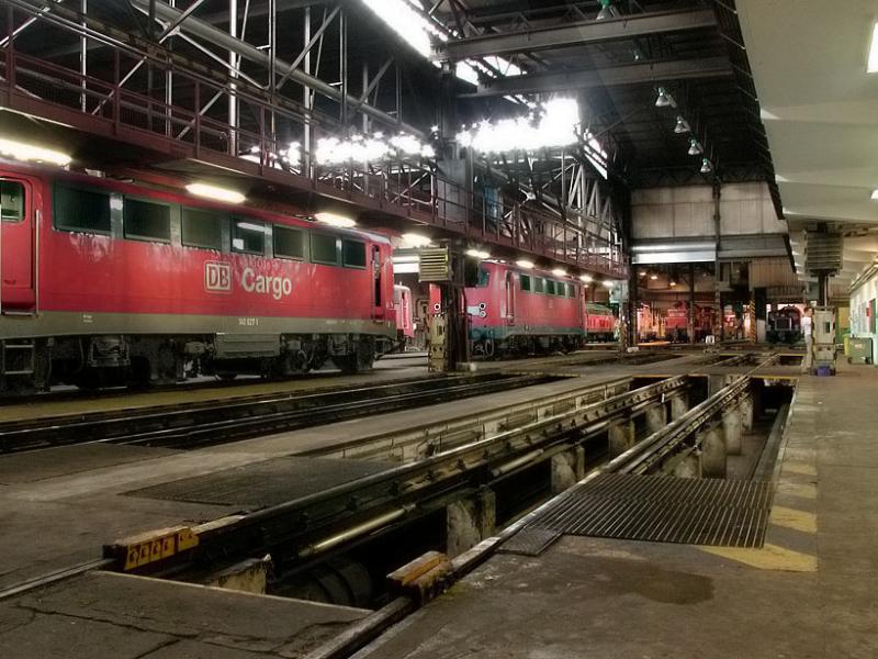 Ausschnitt der E-Halle mit Nachschaustnden mit einigen Loks der Br 140. Aufn.Hagen-Eck. 2003