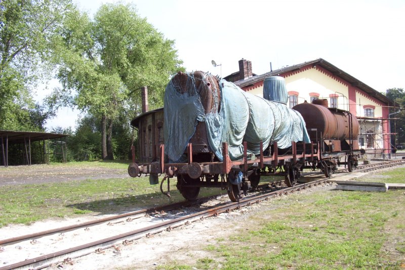 Aussenanlage des Museums.
noch nicht restaurierte Fahrzeuge werden mit Planen gegen Witterungseinflsse geschtzt