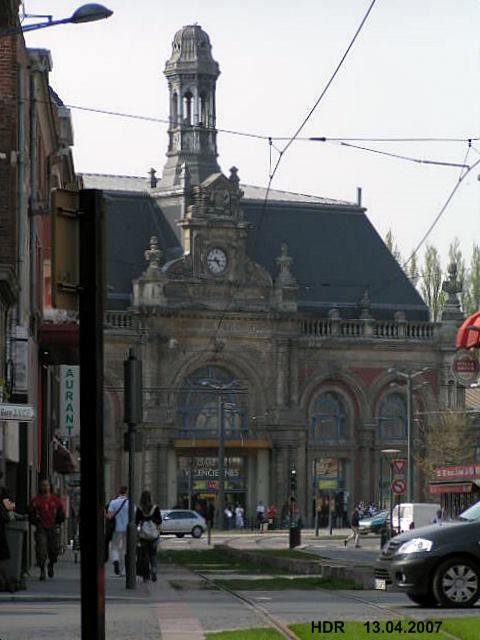 Auenansicht des Bahnhofes der SNCF von Valenciennes. Im Vordergrund sieht man die Gleise der Straenbahn. 13.04.07 