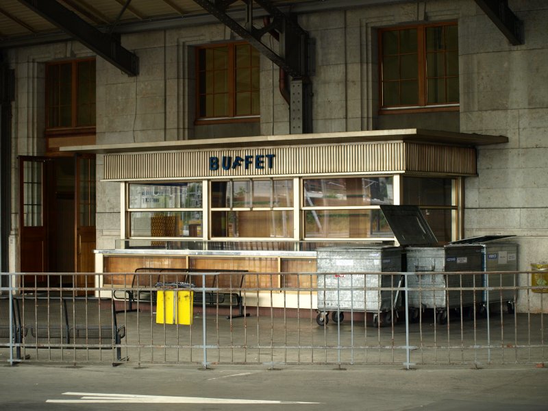 Auenansicht des ehmaligen Kiosk an den franzsischen Bahnsteigen  Basel SNCF . Hier wurde schon lnger nichts mehr verkauft. Fotografiert am 6. Juli 2008.