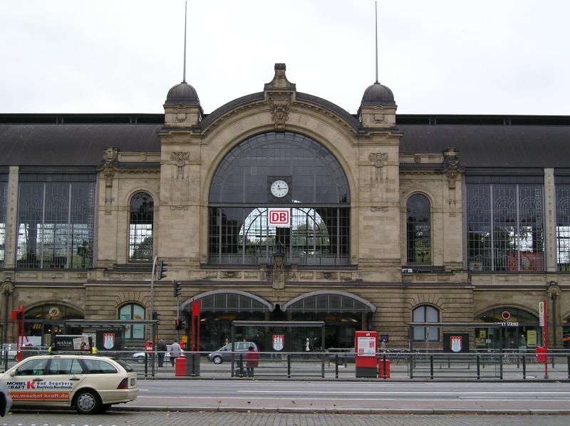 Aussenfassade von Hamburg Dammtor. Sch�ner Bahnhof!

Hamburg Dammtor, 22.10.2005